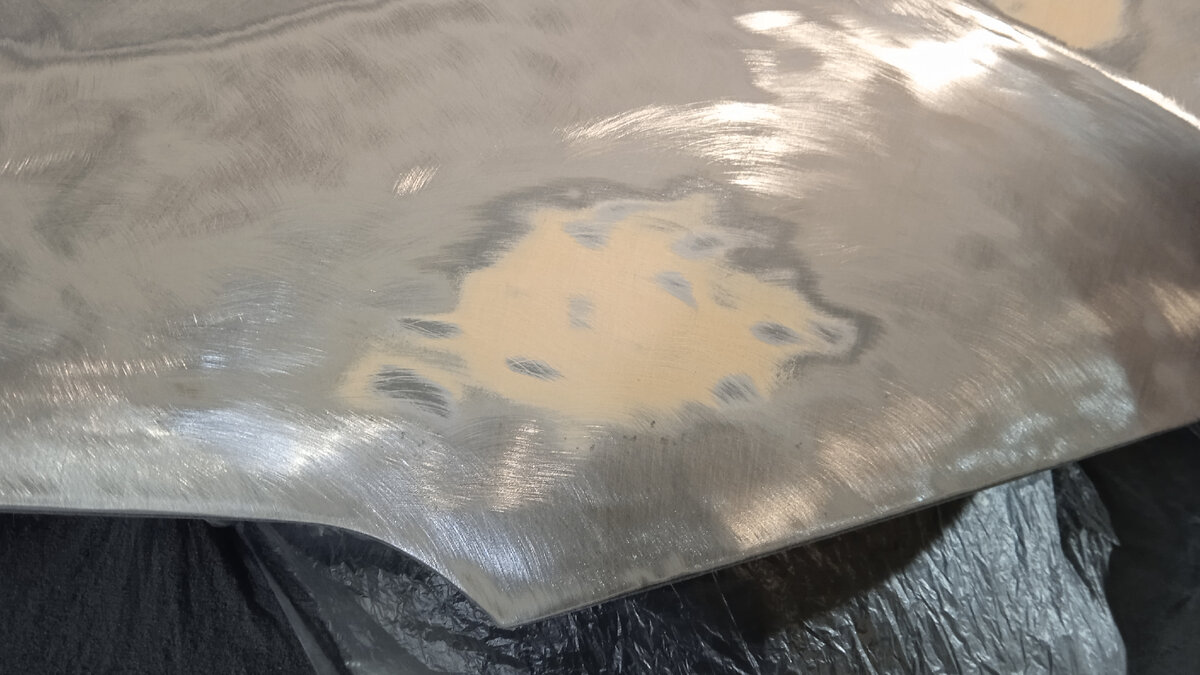 места шпаклевания на капоте