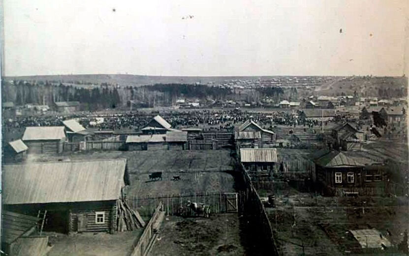  В центре фото – люди на ипподроме или отмечают общегородской праздник, или смотрят на скачки. Деревья – это заросли вдоль речки Карлутки и сад имени Калинина (сейчас Козий парк). Фото: vk.com/ya_izhevsk