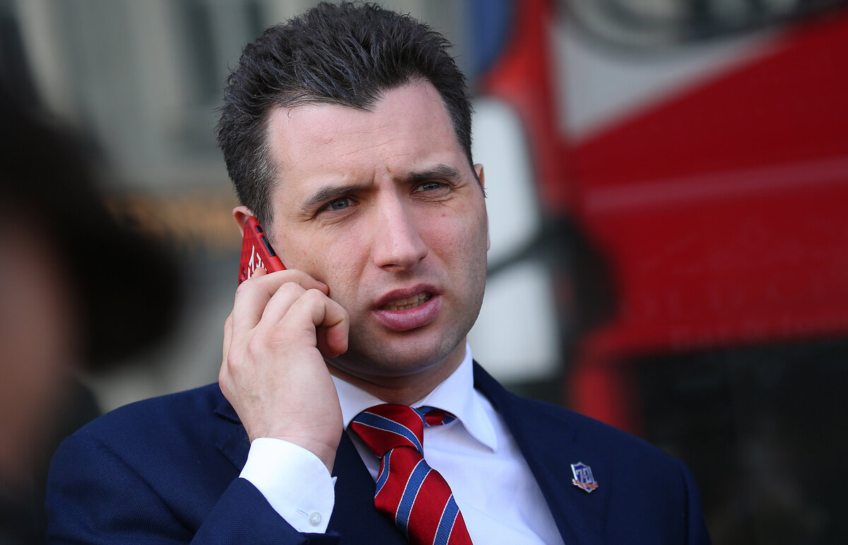 Рома общается с космосом.