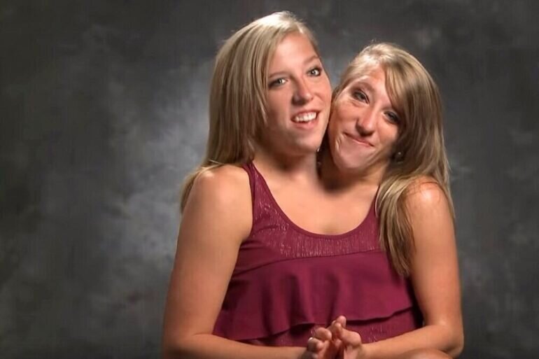 Пословица брат любит сестру богатую. Жена стала сестрой. Жена стала сестрой. Брат стал сестрой. Фотосессия старшей и младшей сестры.