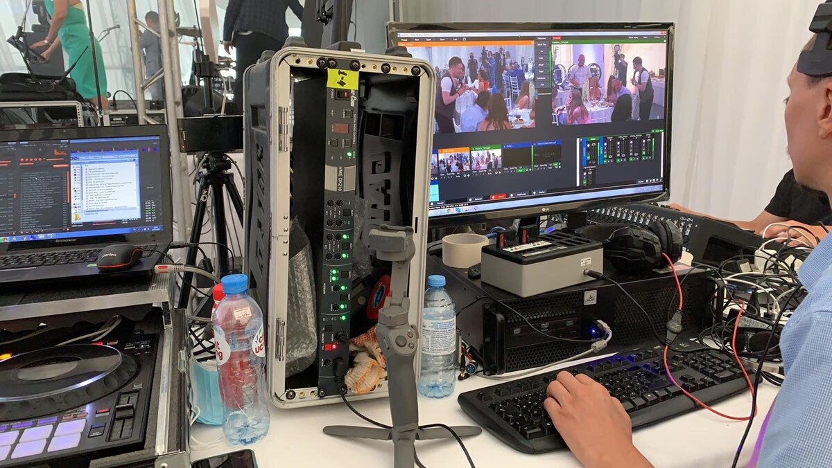 Режиссер прямой трансляции за работой.