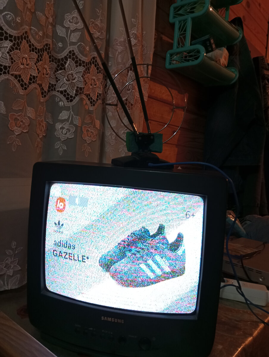 Вчера муж сотворил чудо! Без тюнера и наружной антенны он настроил один канал дачного телевизора. DVD мы не смогли посмотреть. Злой рок 😁😉😁