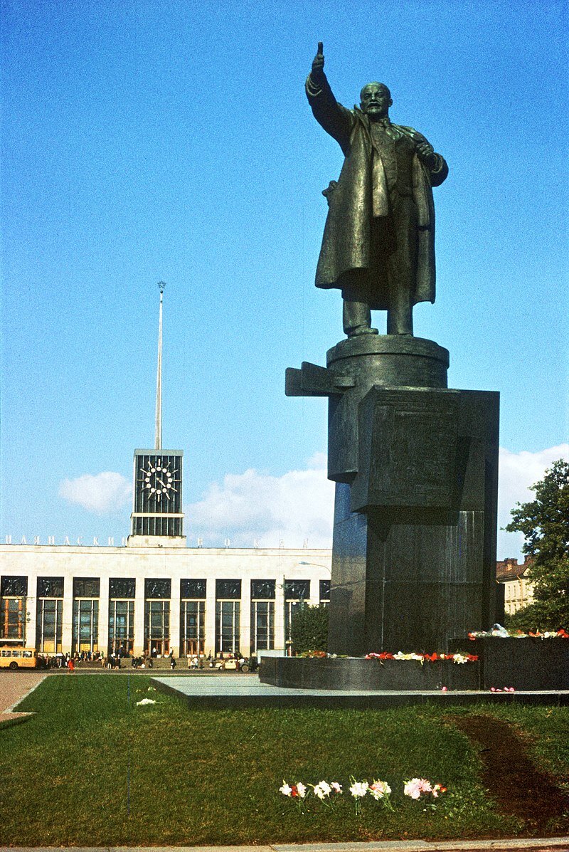 Памятник В.И. Ленину у Финляндского вокзала. 1984 г. Фотография взята из открытых источников.