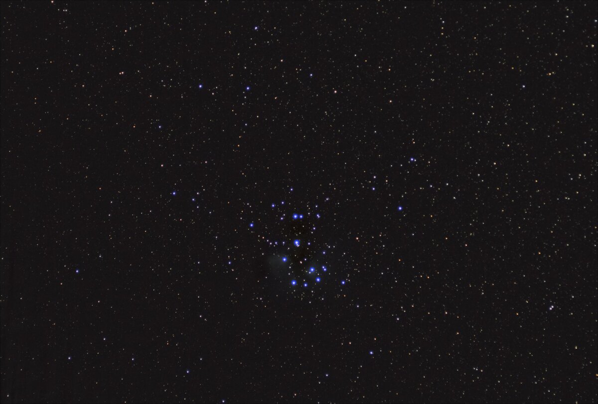 М 45 Плеяды как пример хроматической абберации .