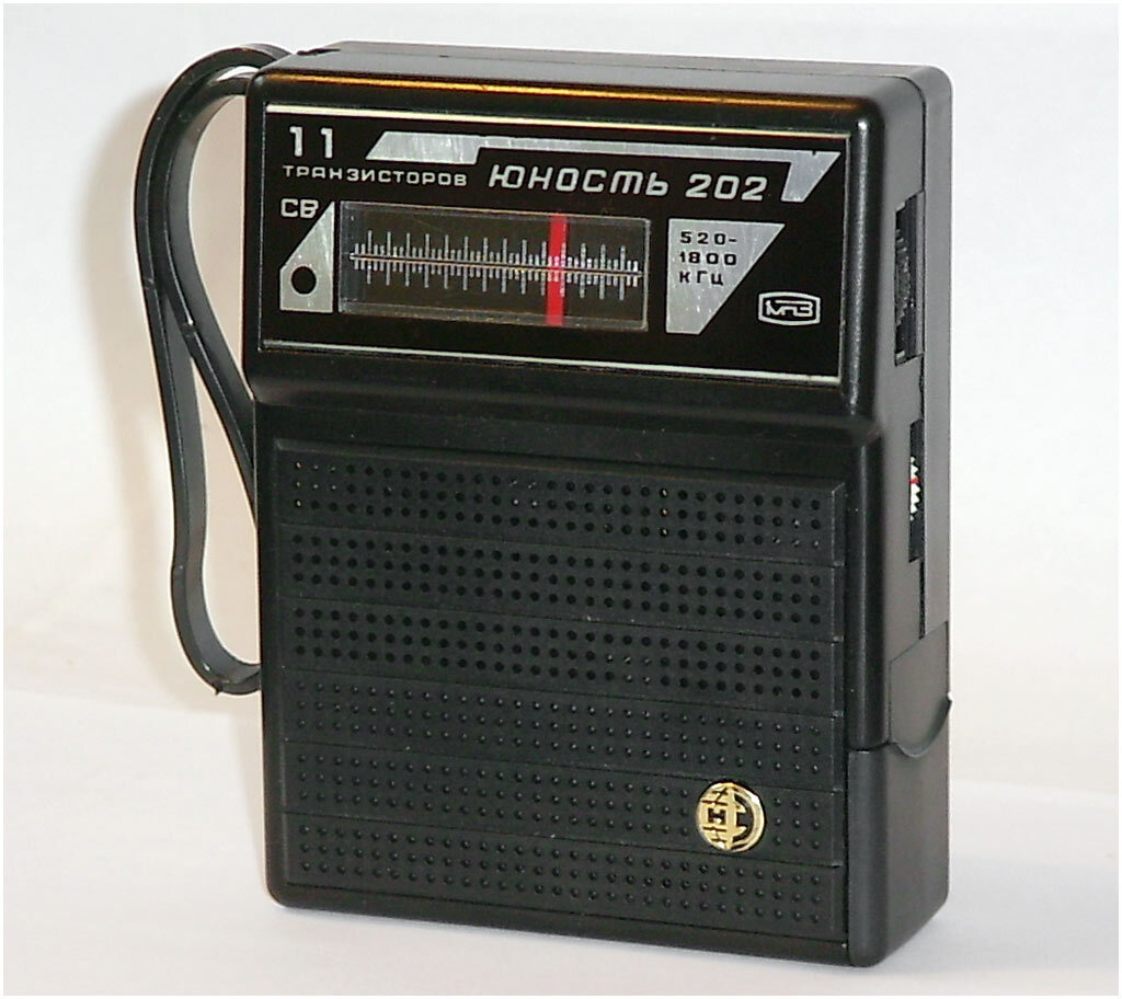 Детский радиоприёмник *Юность-202* из набора радиоконструктора с 1988 года выпускал Первый московский приборостроительный завод. Истрия модели: Это самый интересный конструктор выпускавшийся в СССР.