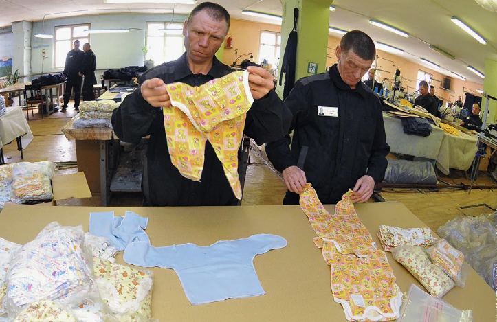 Фото из цеха по шитью одной из колоний в РФ.