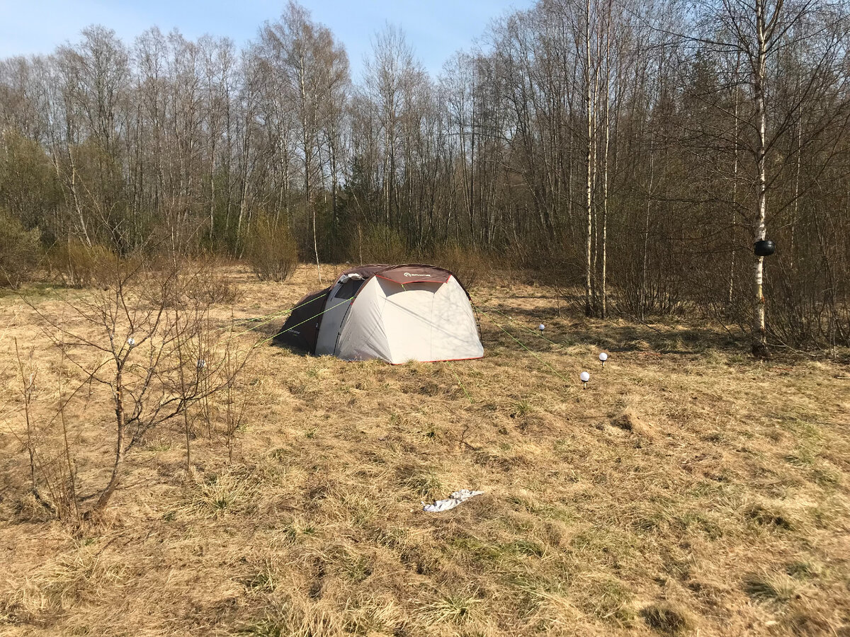Авторское фото весна 2019 года – палатка охотников в деревне Орел.