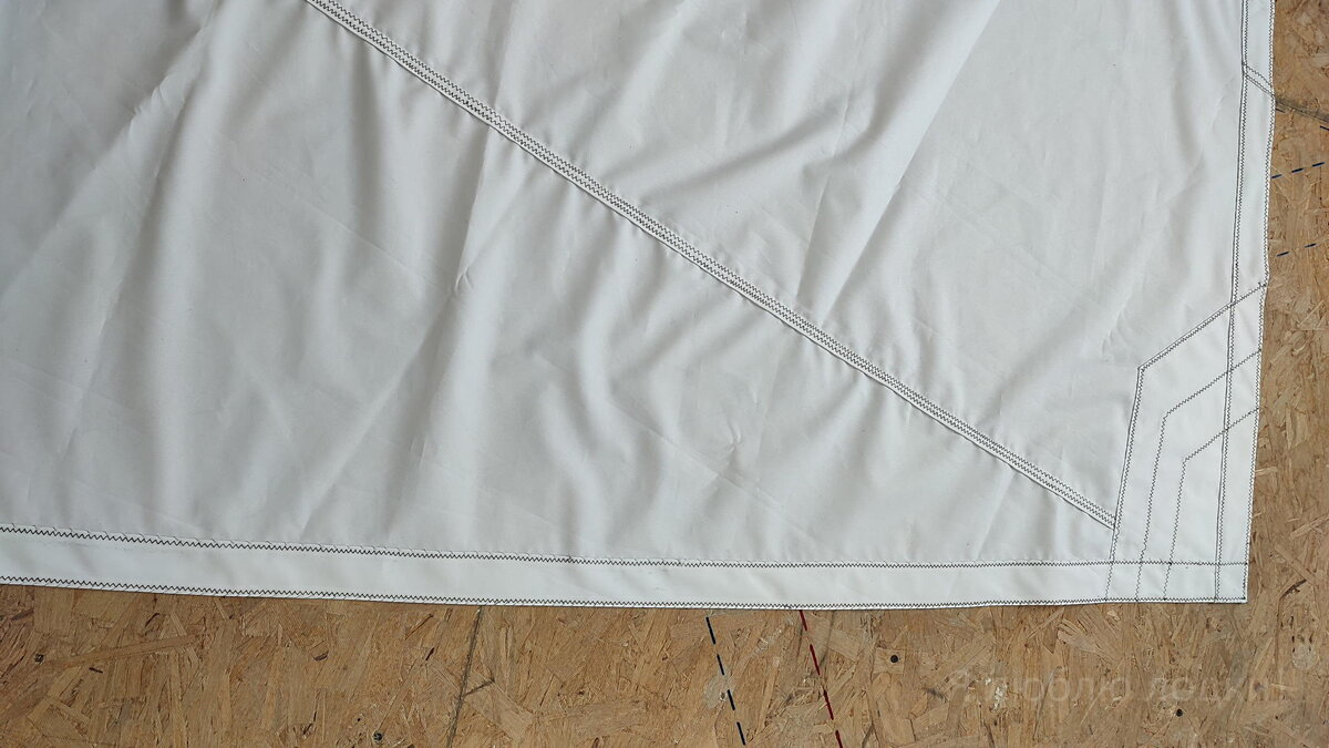 Нижняя шкаторина - морщин нет. Ручные стежки ещё не распороты (галерея фото)