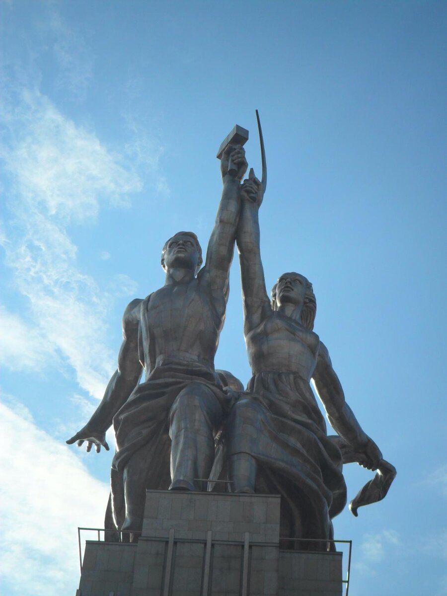 Фото автора. Памятник монументального искусства "Рабочий и колхозница".