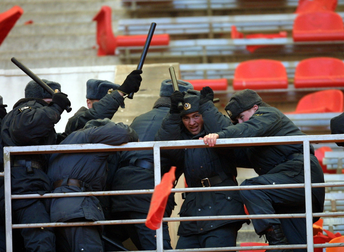 660 задержанных, 27 госпитализированных, 1436 выломанных кресел. 23 года  легендарному московскому дерби в «Лужниках» | Sports.ru | Дзен