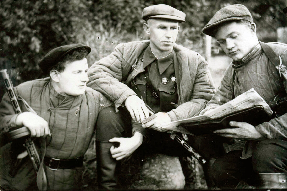 Иван Дмитриевич Дмитриев, Федор Иванович Сазанов, Сергей Макарович Беляев, 1942 год. Фото из семейного архива внучки С.М. Беляева О.Д. Зыряновой.