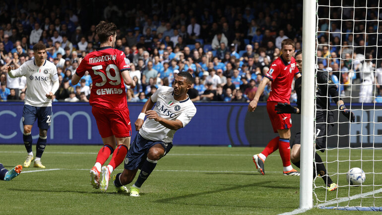    Алексей Миранчук забивает гол «Наполи». Reuters