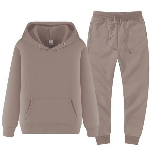 Тонкий спортивный костюм