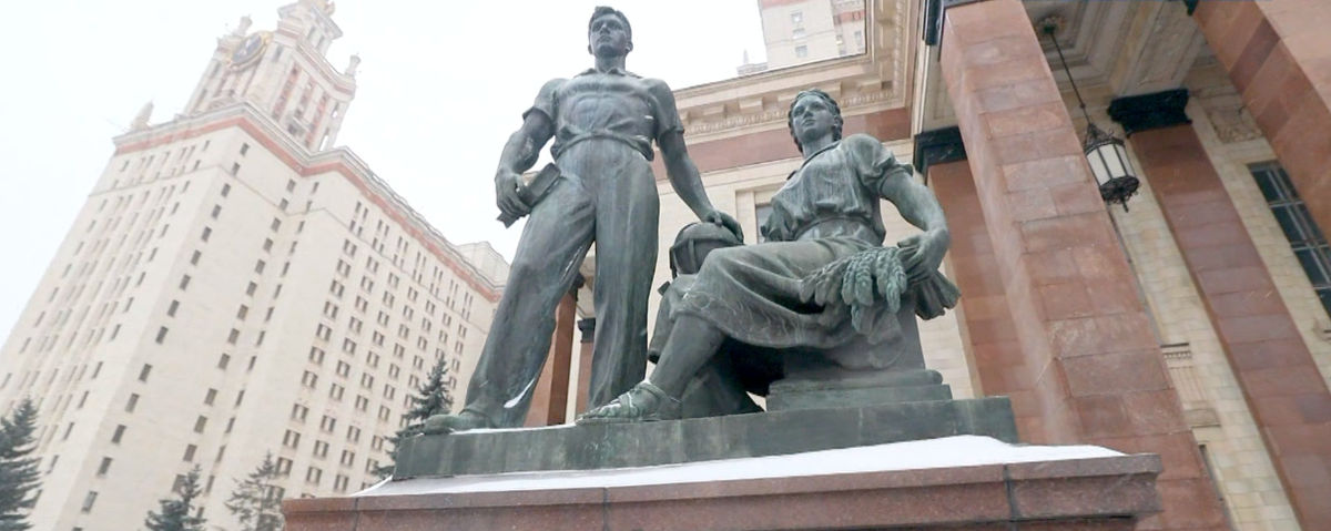 МГУ им. Ломоносова вроде бы открыло свои двери выпускникам со всей России благодаря ЕГЭ. Но попасть в него по-прежнему очень сложно. Как правило, везёт почему-то детям из хорошо обеспеченных семей. Хотя высокие баллы по ЕГЭ вообще не гарантируют, что из стен вуза выпустится отличный специалист.