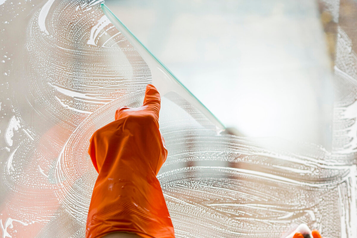     Как безопасно и качественно помыть глухие окна: советы профессионалов