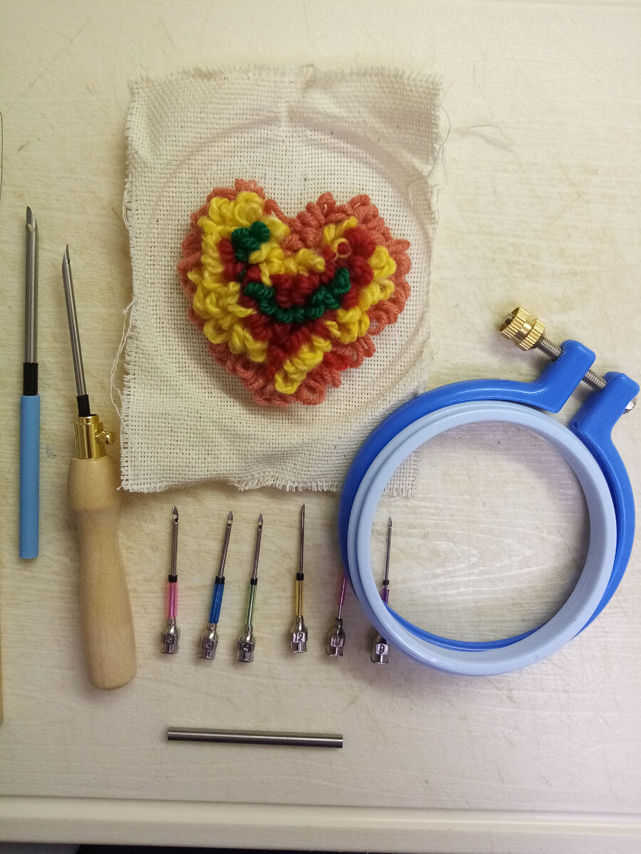 Проба пера. Потом обрезала лишнюю ткань, наклеила на магнит и теперь сердечко украшает наш холодильник. 🙂