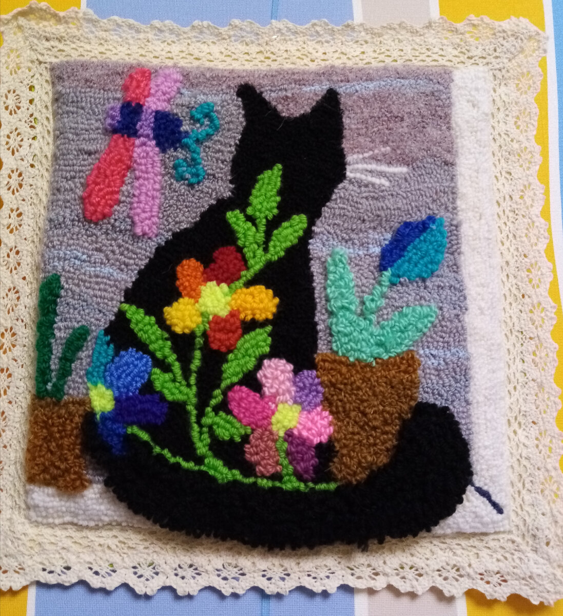 Счасливый кот. 26х26см. Я использовала 3 высоты петель: низкие для фона, средние для цветов и тела кота, длинные - для пушистого хвоста. 