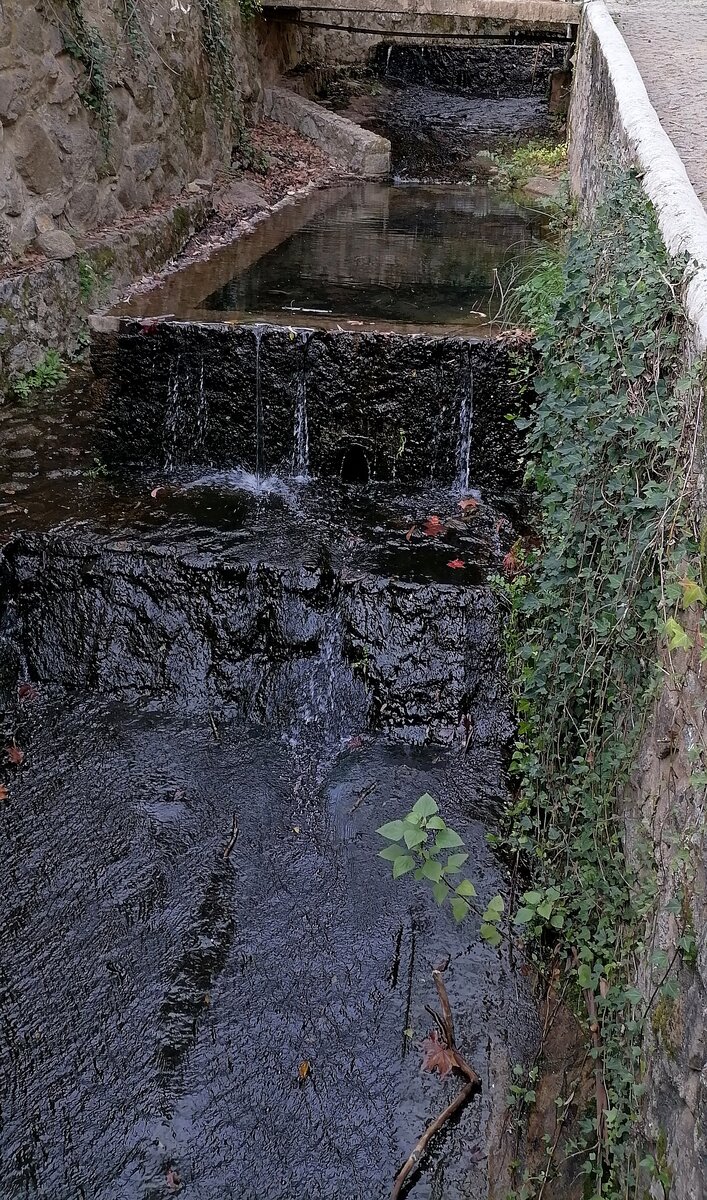 Фото моё. Это Моншик. Как раз такой кадр показывали в видео. Это термальные источники. 