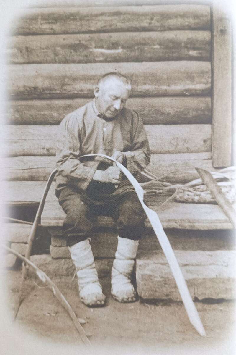 Кузьмин Т. К. за плетением лаптей (кадр из фильма "Южные удмурты в начале XX века"). УАССР, Алнашский район, д. Горд Намер, 1980 г.