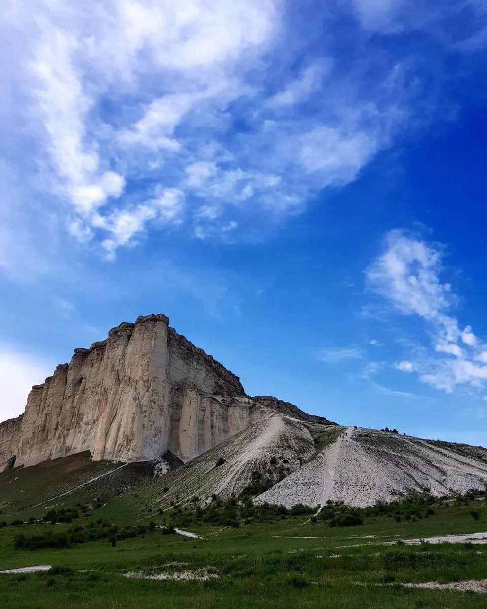 Белая Скала – это скалистая гора в Крыму, которая расположена возле одноимённого села в Белогорском районе. Высота скалы над уровнем моря — 325 м, а над окружающей степью — 100 м.