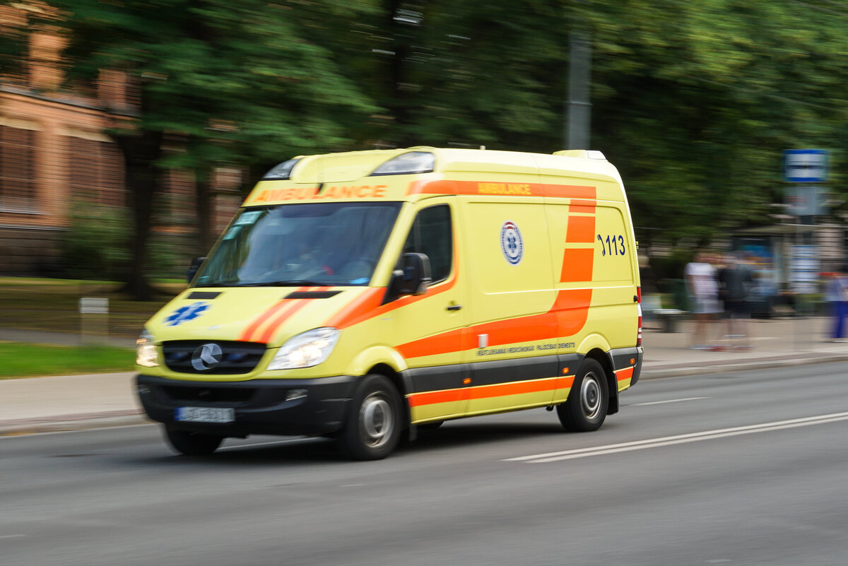 Машина неотложной медицинской помощи на рижской улице / © Sputnik 