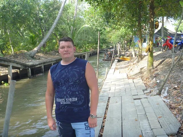 Перед посадкой в лодку, на берегу канала. Выглядит не очень гламурно...