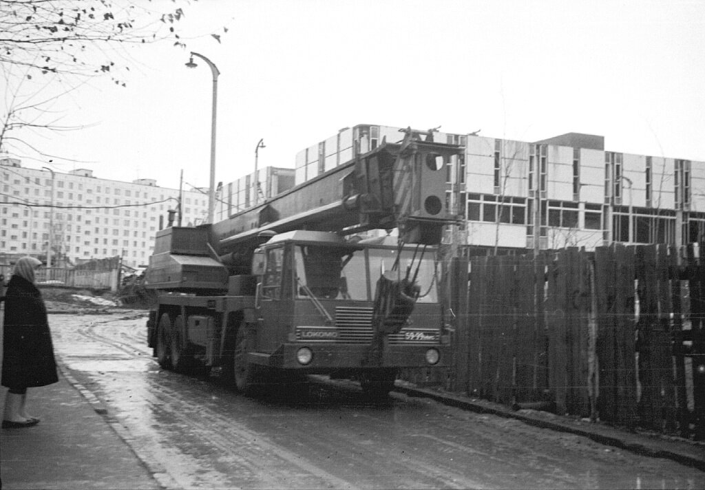 Стройтехника "Lokomo" на стройке магазина "Прага" 1981 год. Источник: www.pastvu.com