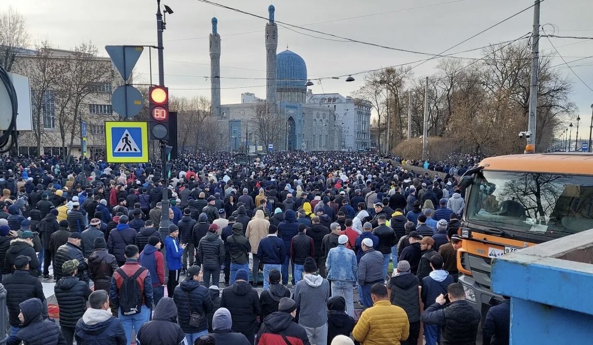 Куйрам байрам в 2024 году. Люди в городе. Ураза байрам в Петербурге. Байрам в Питере. Мечеть в Санкт-Петербурге.