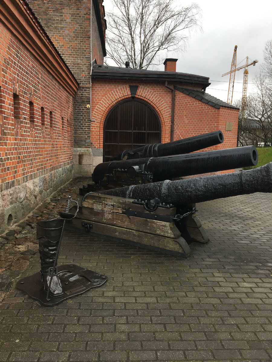 У Фридрихсбургских ворот