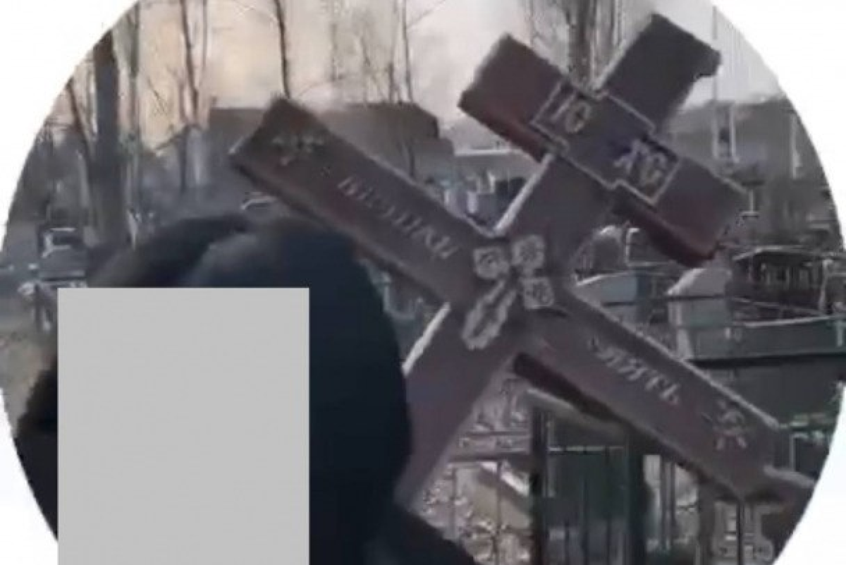    Мизулину возмутила школьница, прогулявшаяся с могильным крестом в Отрадном