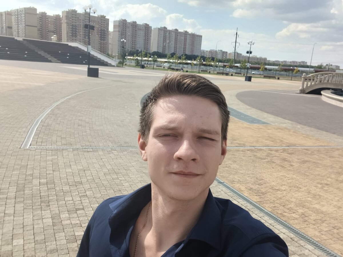 — Как ваша семья относится к тому, что вы участвуете в боях? Есть ли среди близких спортсмены?— Я и мои заместители Карякина Ксения Викторовна и Коваль Арсений Денисович, решили совместными усилиями создать Некомерческую общественную организацию «Планета помощи» для решения социальных проблем. Данная тема стала актуальна для нас после отказа в помощи одной коммерческой организации. После этого мы решили создать нашу организацию и помогать людям сами и с помощью государственных проектов, которые сильно помогают в нашей деятельности. Первые благотворительные соревнования мы осуществили благодаря нашим партнёрам и при поддержке партии Единая Россия, в состав которой я вхожу!📷
— Сколько времени уделяете спорту? Как часто тренируетесь? Спорт ля вас хобби или основная деятельность? 
 
 — Спортом занимаюсь 3-4 раза в неделю, по 2 часа, в свободное от работы время. В моей жизни спорт является неотъемлемой частью и я считаю, что каждый человек, хотя бы немного, но должен уделять этому время.   
 
 — Какое у вас образование? Где учились? Работаете ли по профессии? 
 
 — На данный момент я являюсь студентом 4 курса Российского Университета Кооперации, обучаюсь на факультете Экономической безопасности. Получаю первое высшее образование. Занимаюсь общественной организацией.📷
