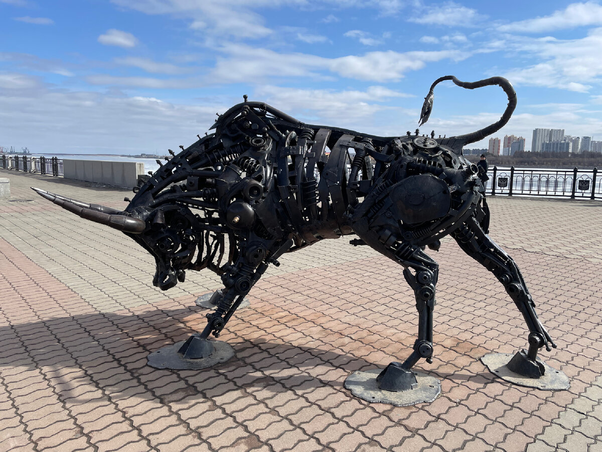 Бык выполнен из старых запчастей автомобиля Жигули