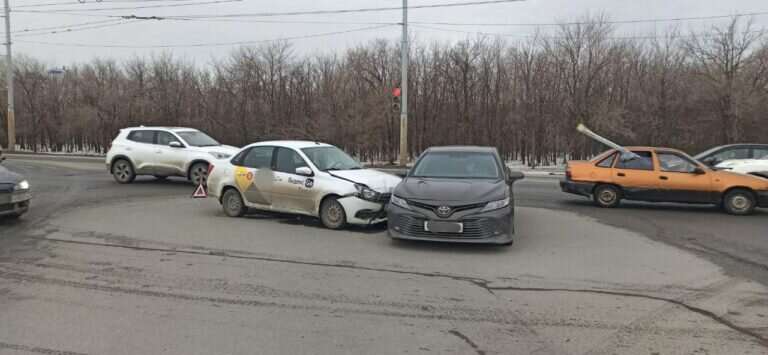    Camry в бок. 12-летний мальчик пострадал в ДТП на Театральной в Оренбурге Белов Михаил Александрович