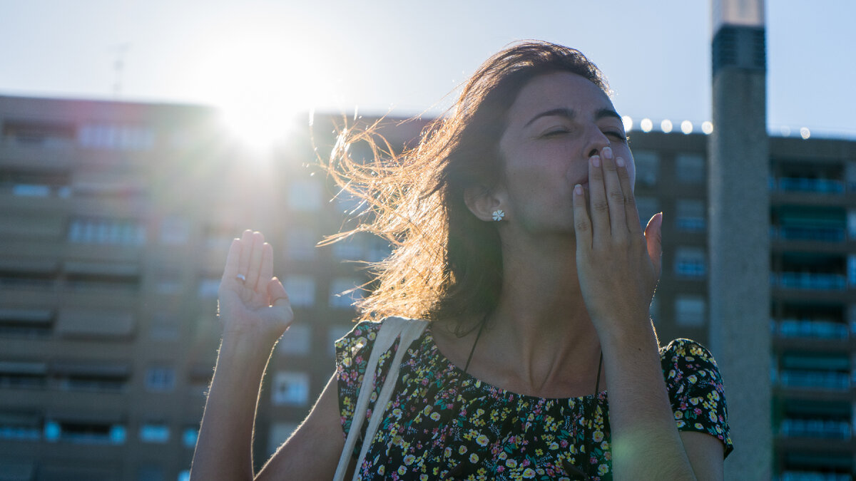 источник ID 158921825 © Jose Maria Ruiz
| Dreamstime.com;  https://www.dreamstime.com/casual-lady-sending-kiss-hand-her-mouth-closed-eyes-girlfriend-long-hair-sunlight-back-lips-flirting-glamour-dream-image158921825