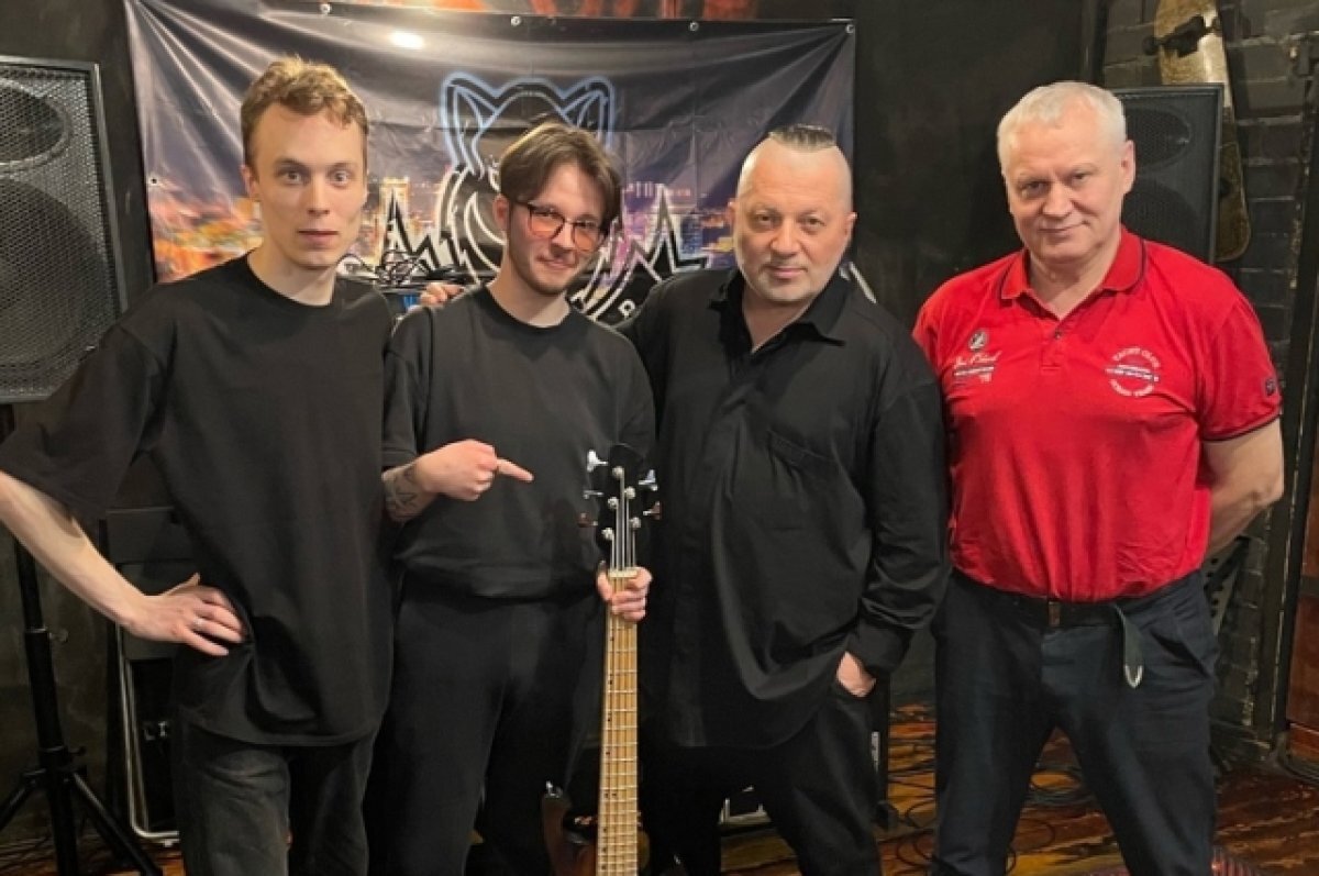   Лидер «Агата Кристи» вручил гитару ручной работы группе «OLIVIA» из Перми