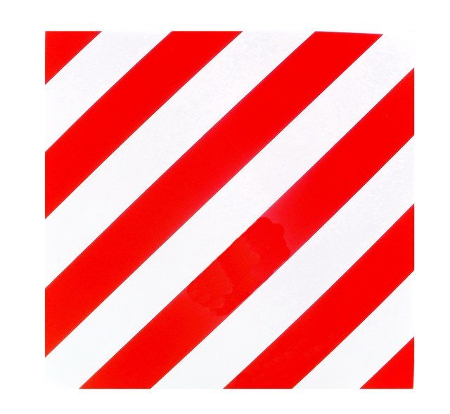    Опознавательный знак для крупногабаритного груза сделан в виде квадрата с диагональными чередующимися красными и белыми полосками.