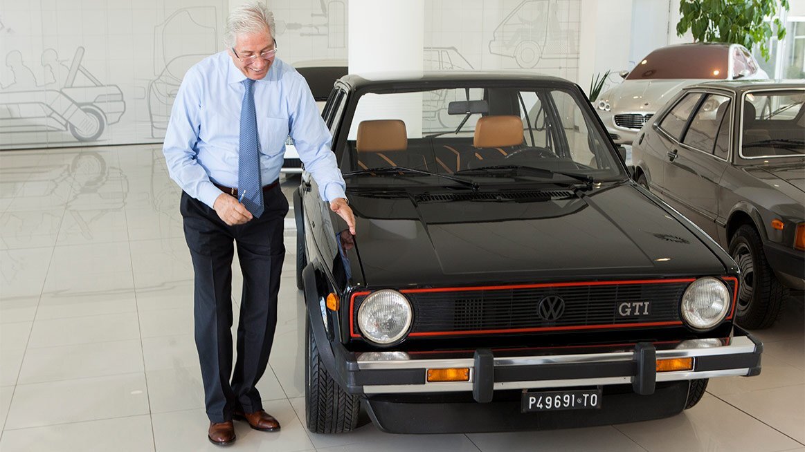    Автор первого VW Golf — Джорджетто Джуджаро, признанный лучшим автомобильным дизайнером XX века. Облик модели его заслуга почти полностью. Почти — потому, что круглые фары добавили уже дизайнеры Volkswagen. Изначально они были прямоугольными.