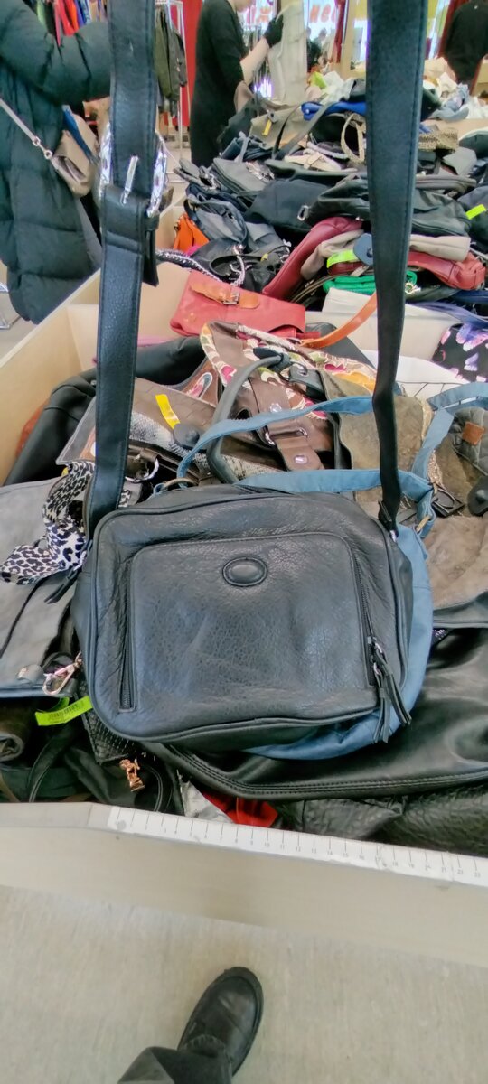 Похожа на кожу. Кстати в прошлом привозе я ее уже видела, даже рассматривала ее, но не взяла. Она как-то на мужскую больше похожа, а у меня есть моя сумка из натуральной кожи от "coach", которую я очень люблю и ни на " кого" не променяю)))