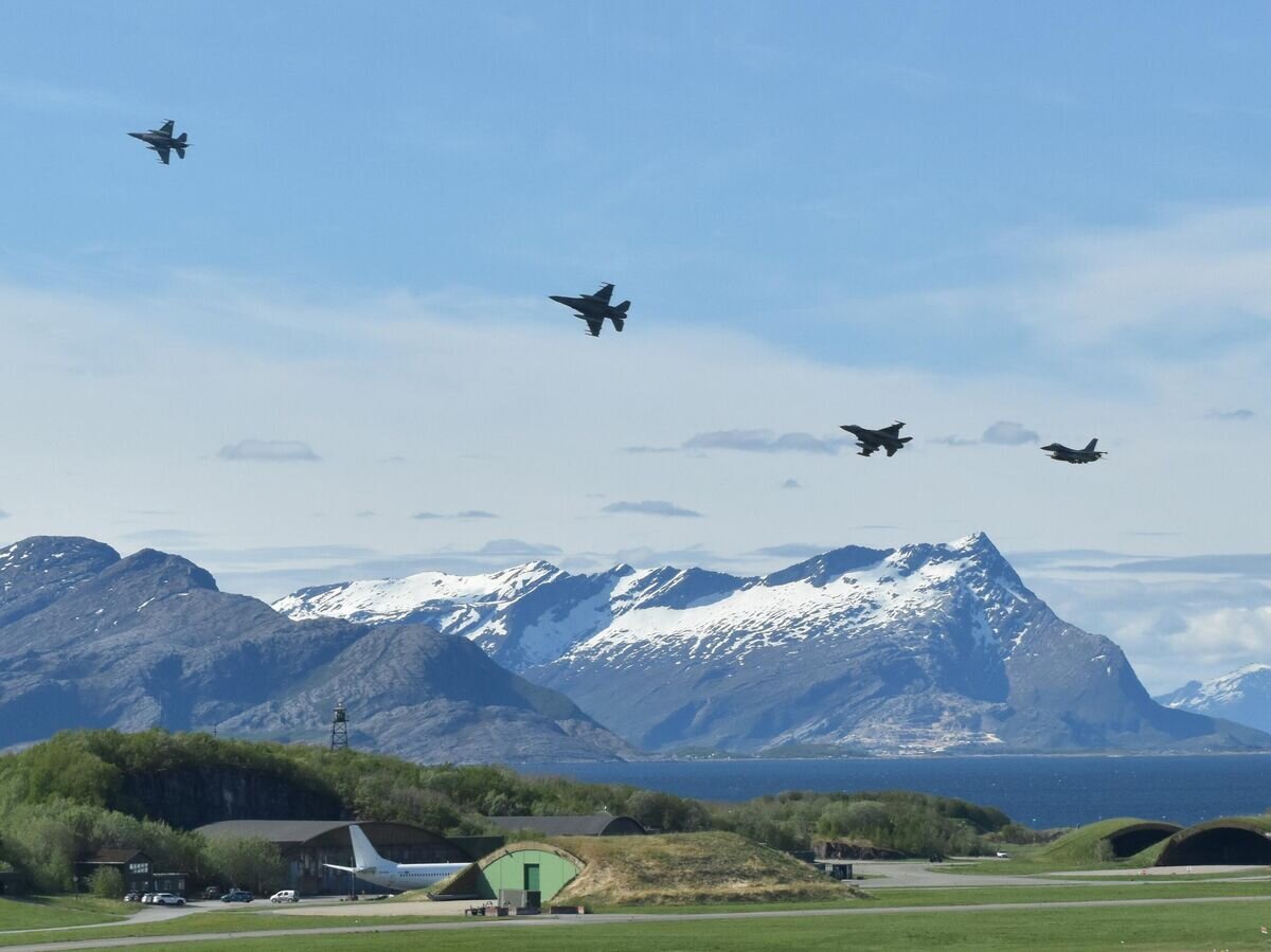    Истребители F-16 Королевских ВВС НорвегииCC BY-SA 2.0 / Alan Wilson / F-16 break over Bodø