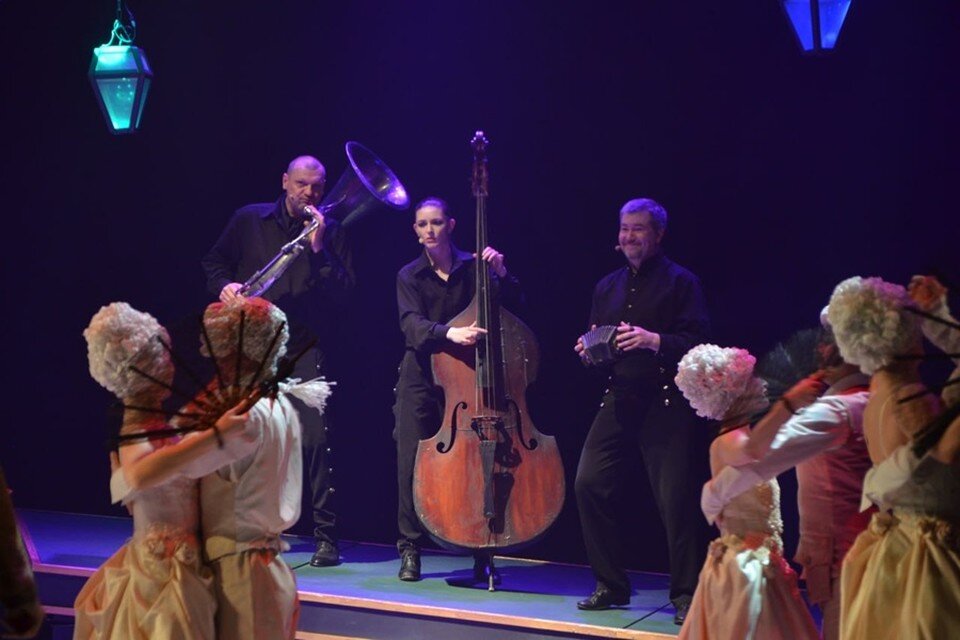    Артисты Донецкой муздрамы во время выступления. Фото: Донецкая муздрама