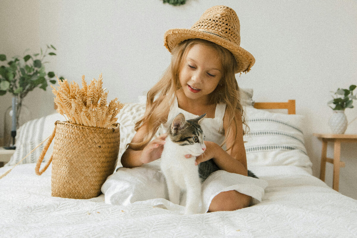 Время прочтения статьи 1-2 минуты
⠀
Нормальные отношения между котом и детьми, когда хвостатый не прячется от «цветов жизни» по углам, а у ребенка не исцарапаны руки – это реально.
