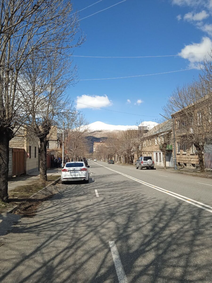 Сочетание залитых солнцем улиц и заснеженных горных вершин - шарман!..