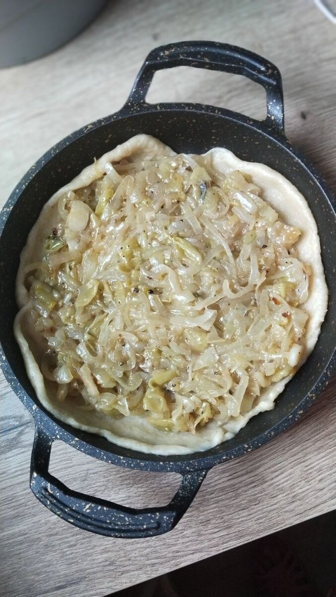 сверху посыпала пирог сухарями и кунжутом.