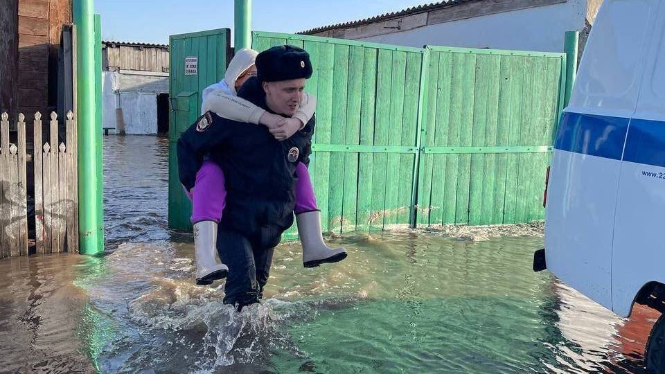 Более 2500 спасателей, полицейских, пожарных, росгвардейцев оказывают помощь населению в период паводка.  Райцентр Михайловское и село Ракиты пострадали от паводка сильнее всех.  -2