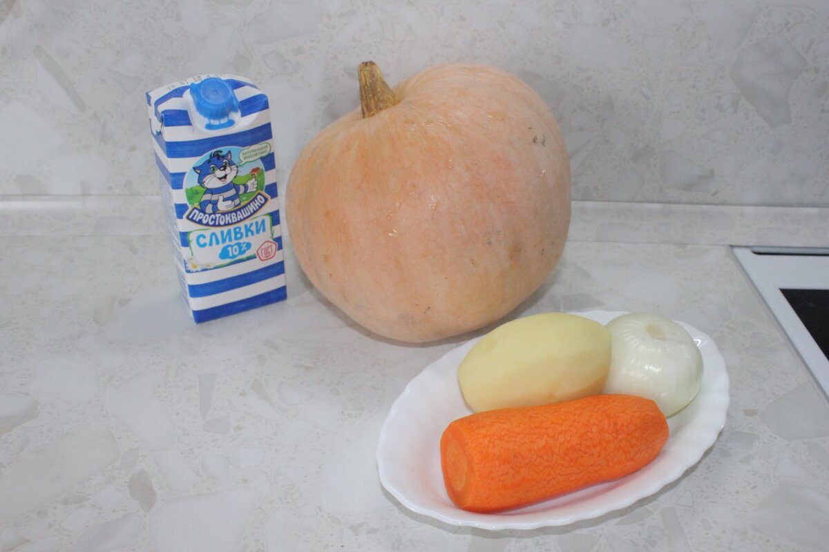  Ингредиенты: 1 картофелина 600 гр очищенной тыквы 1 морковь среднего размера 1/2 луковицы 20 гр растительного масла 150 мл сливок 4 слайса белого батона для гренок соль Перец 1/2 ст.-2