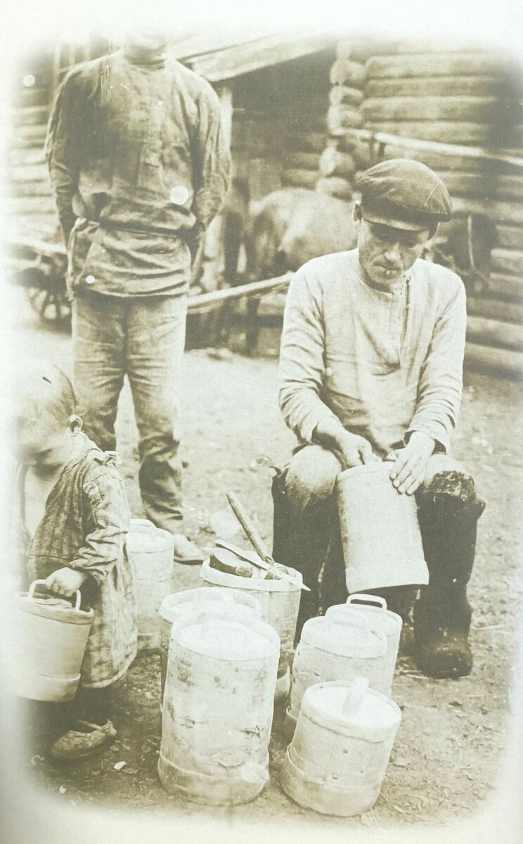 Производство бураков из бересты. ВАО (УАССР), Можгинский район, д. Пазял, 1930 г.