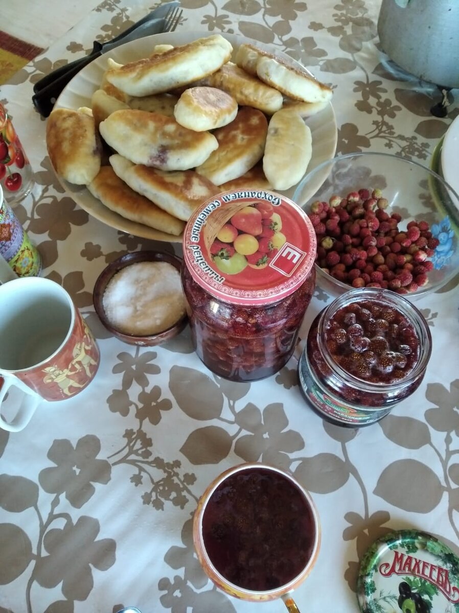 Пирожки с лесной клубникой дети съедают влёт. У меня начинка вытекает из текста - у нее нет!
