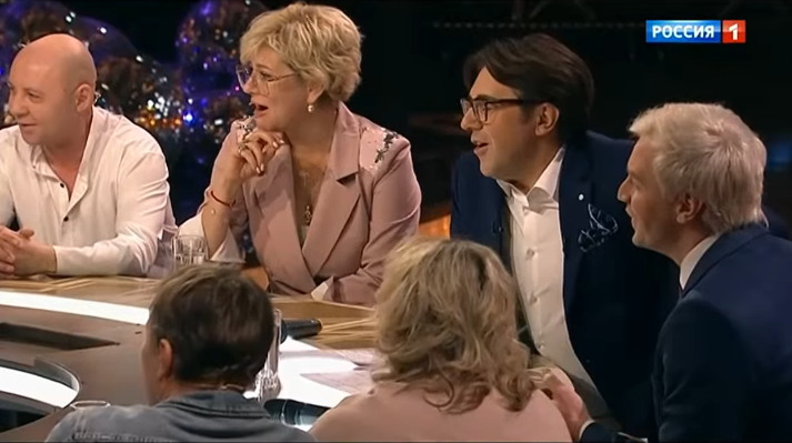 ЗА  СТОЛОМ В  СТУДИИ