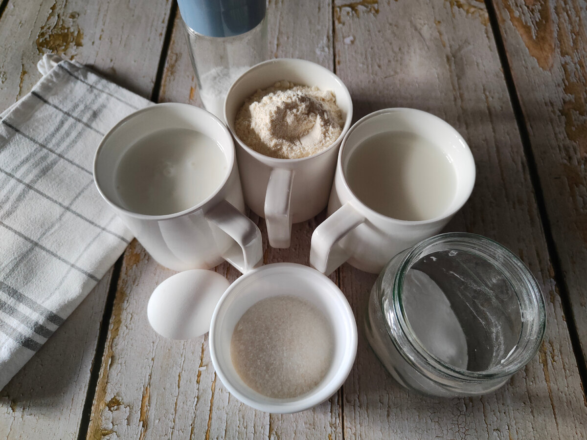 Все продукты должны быть комнатной температуры, достаньте их заранее из холодильника. Объём моих кружек примерно 350 мл, они должны быть одинаковые. 