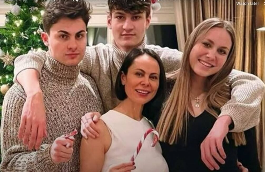    Дети Кличко с матерью - Натальей. Фото: соцсети